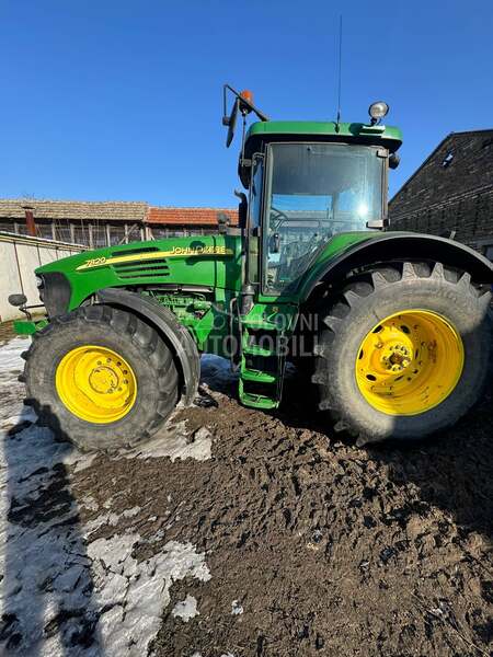 John Deere 7820