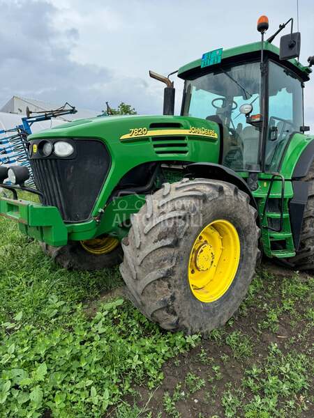 John Deere 7820