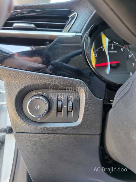 Opel Corsa E F 1.2 75 HP MT5