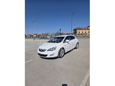 Opel Astra J 1.6 CH