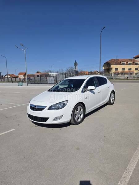 Opel Astra J 1.6 CH
