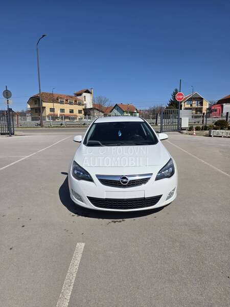 Opel Astra J 1.6 CH