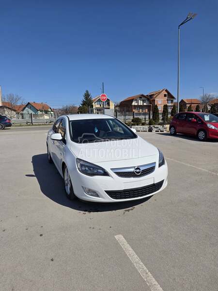 Opel Astra J 1.6 CH