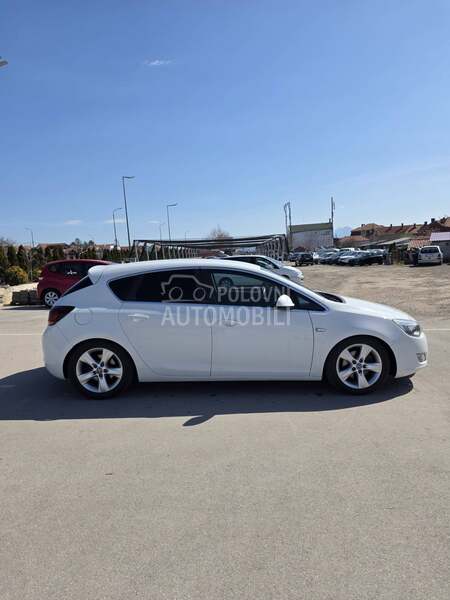 Opel Astra J 1.6 CH