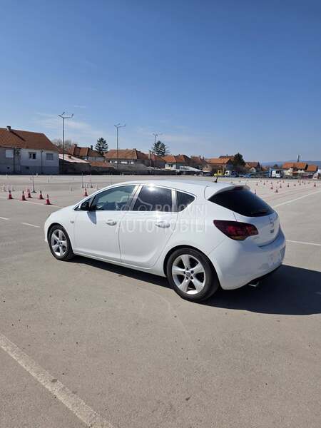 Opel Astra J 1.6 CH