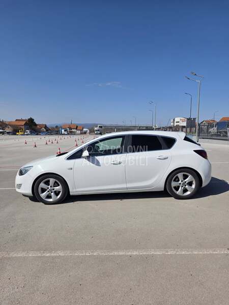 Opel Astra J 1.6 CH