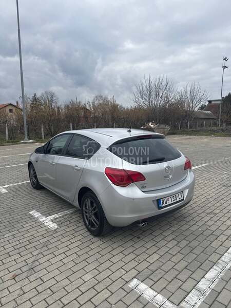 Opel Astra J 
