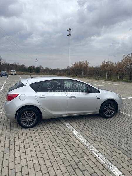 Opel Astra J 