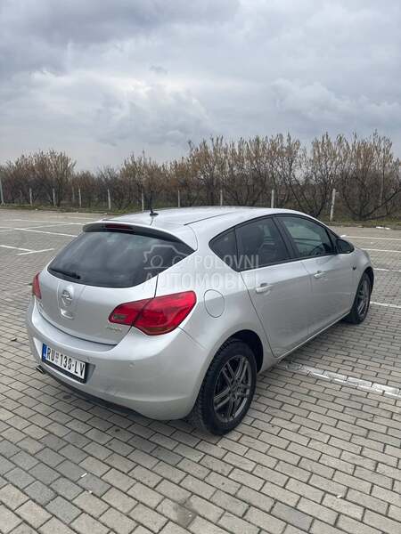 Opel Astra J 