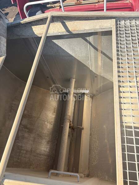 Lecitrailer prikolica za stocnu hranu