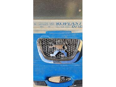 znak u pred braniku pežo 307 za Peugeot 307 od 2005. do 2007. god.