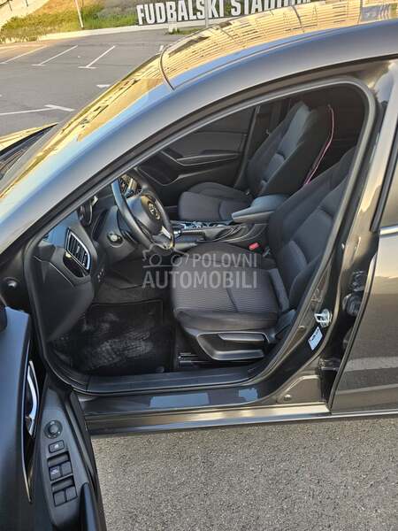 Mazda 3 AT Revolution