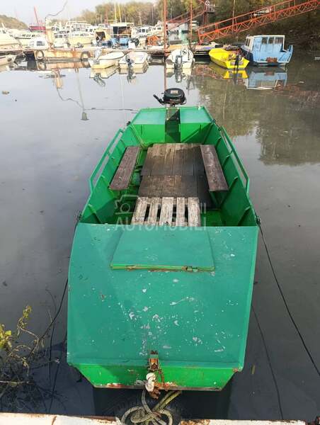 Metalni camac i motor