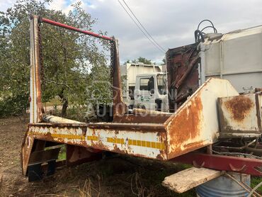 Mercedes Benz podizac kontejnera