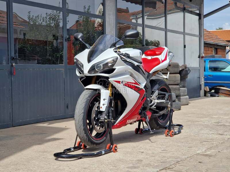 Yamaha r1