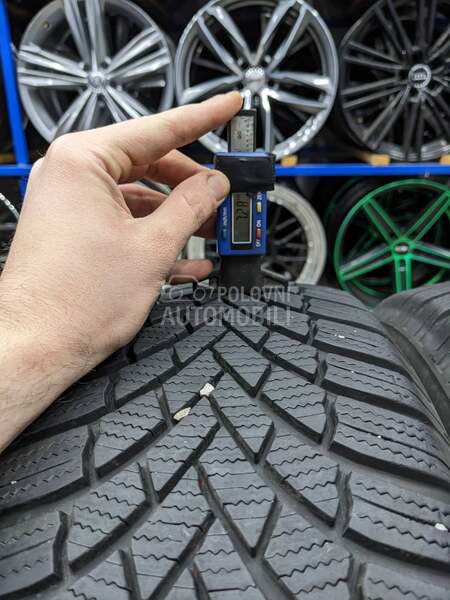 Bridgestone 215/65 R17 Zimska