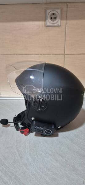 Jet kaciga sa komunikatorom