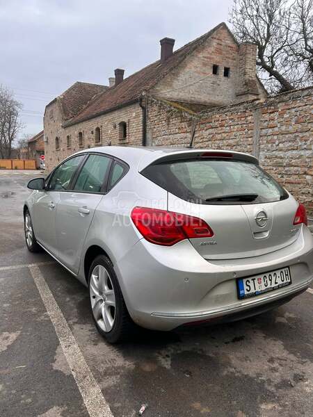 Opel Astra J 