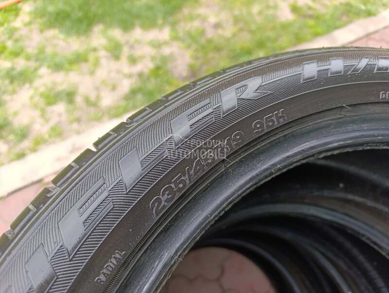Bridgestone 235/45 R19 Letnja
