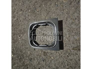 Plastika oko menjača za Volkswagen Golf 5 od 2003. do 2008. god.