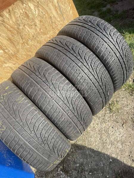 Hankook 225/55 R17 Zimska
