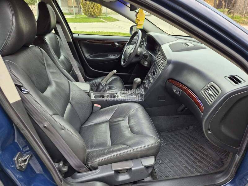 Volvo V70 