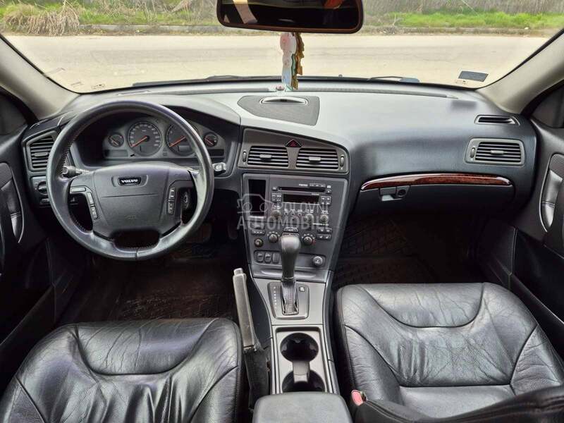 Volvo V70 