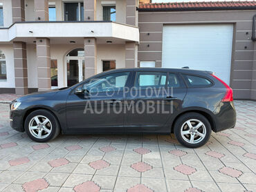 Volvo V60 Momentum D4