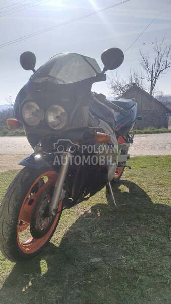Yamaha FZR