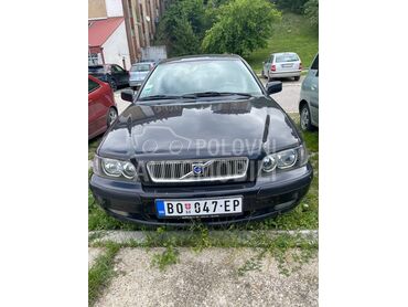 Volvo V40 2003 godine