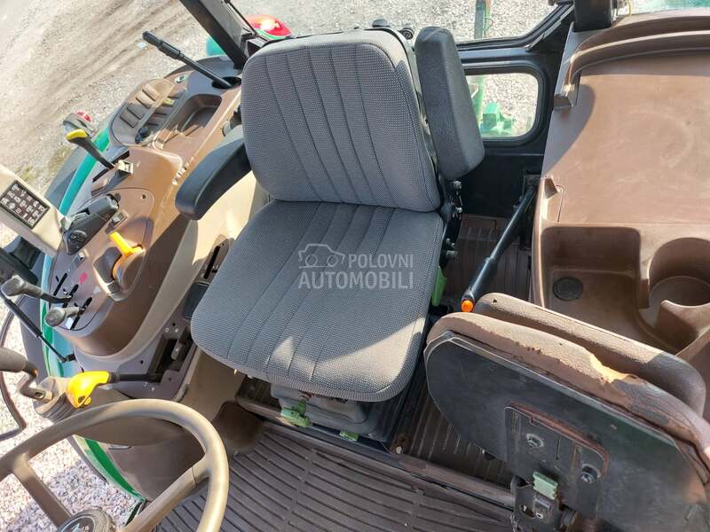 John Deere 5820