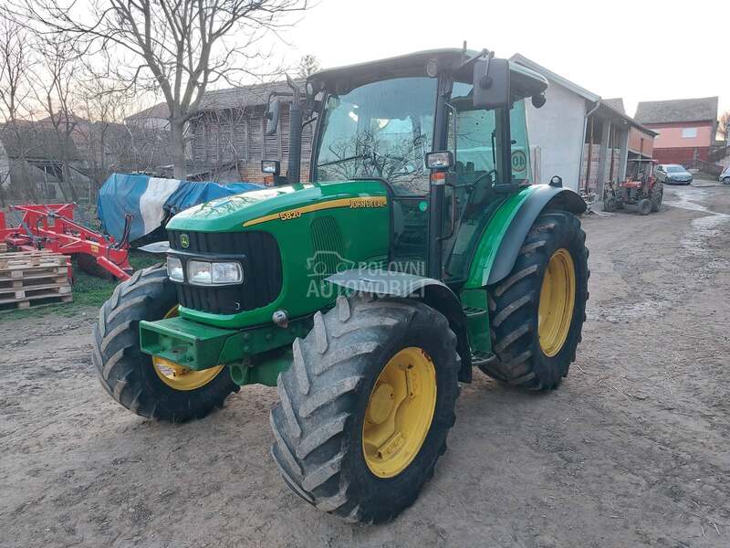 John Deere 5820