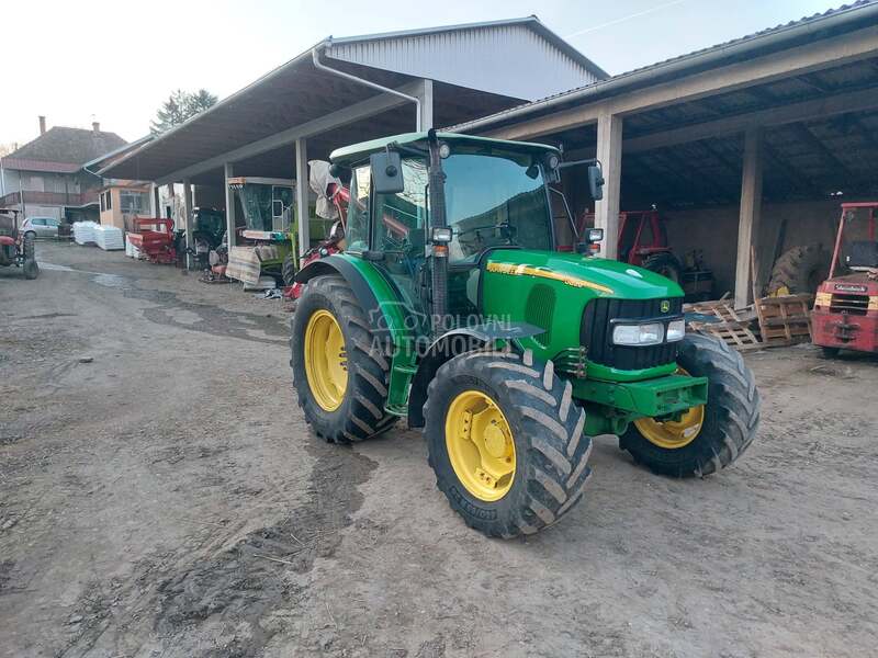John Deere 5820