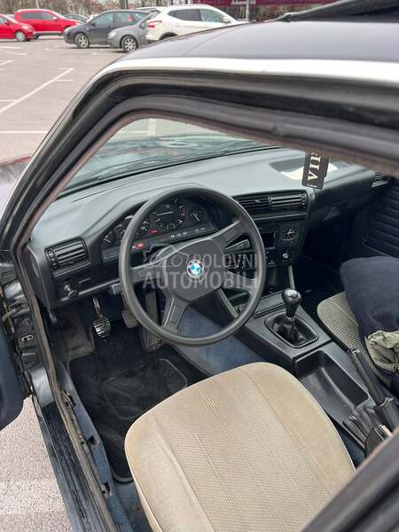 BMW 320 e30