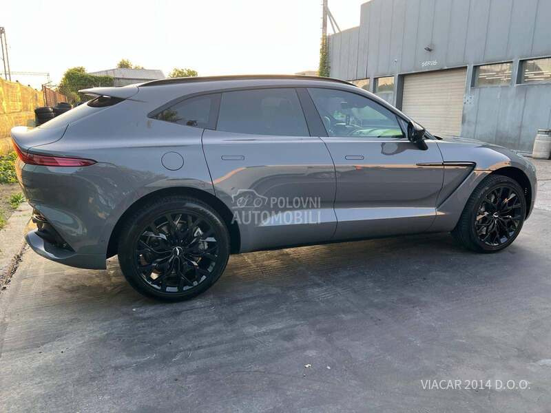Aston Martin DBX 