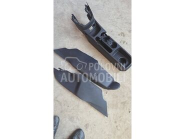 Plastika oko menjaca za Ford Fiesta od 2012. do 2017. god.