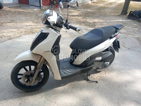 Piaggio Carnaby cruiser