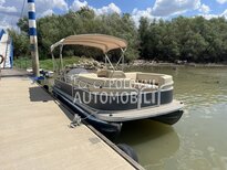 Suntracker party barge 21 