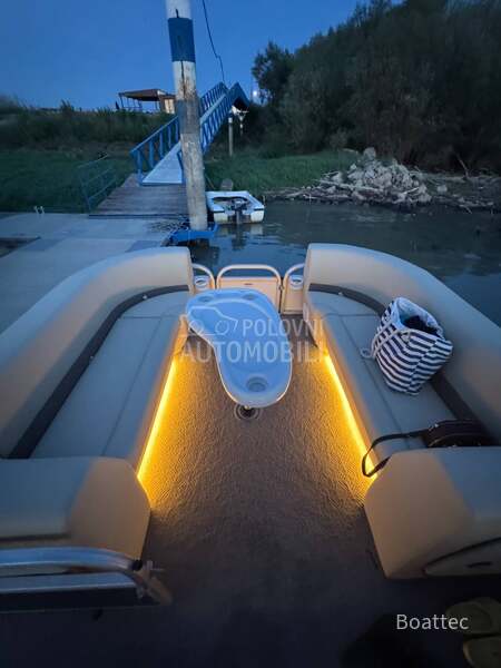 Suntracker party barge 21