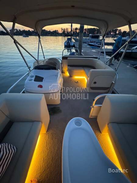 Suntracker party barge 21