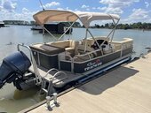 Suntracker party barge 21