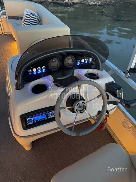 Suntracker party barge 21