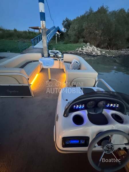 Suntracker party barge 21