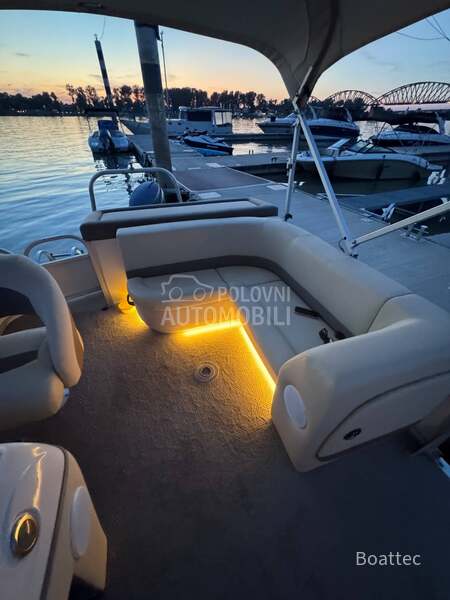 Suntracker party barge 21