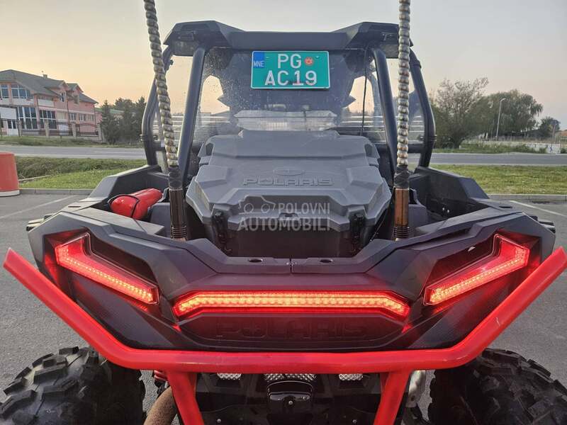 Polaris rzr 1000 4sed