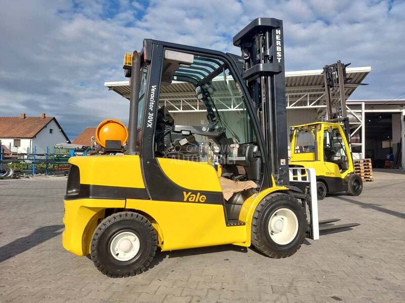 Yale GLP 30 VX triplex