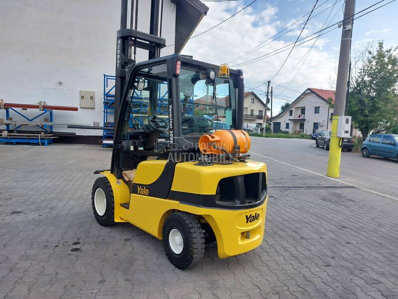 Yale GLP 30 VX triplex