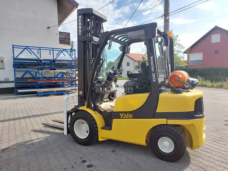 Yale GLP 30 VX triplex