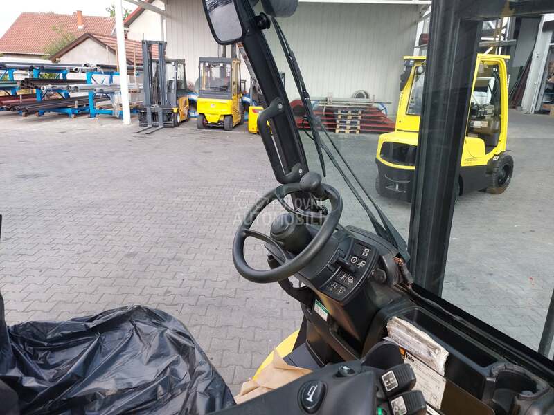 Yale GLP 30 VX triplex