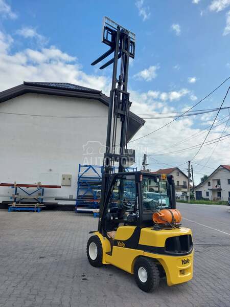 Yale GLP 30 VX triplex